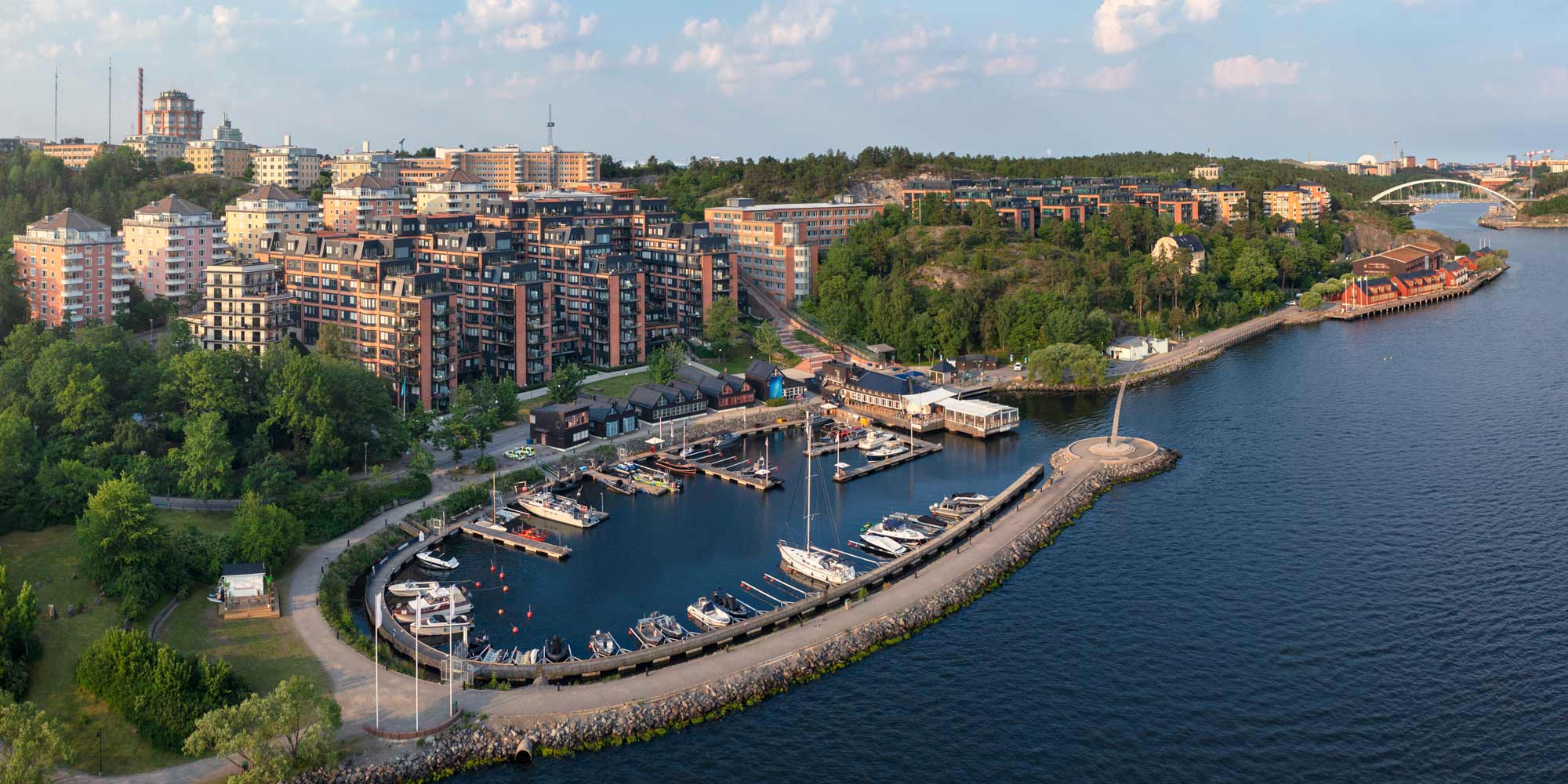 Fontän och restaurang vid Nacka strand